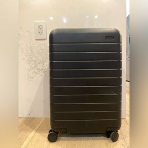 AWAY suitcase - The Bigger Carry-On